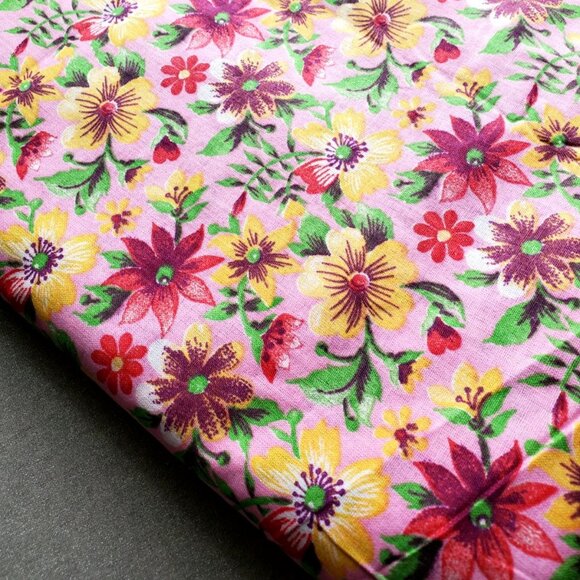 COTTON FABRIC FLORAL PRINT NEW 132" x 37" PINK RED YELLOW GREEN SEWING QUILT - Picture 4 of 6